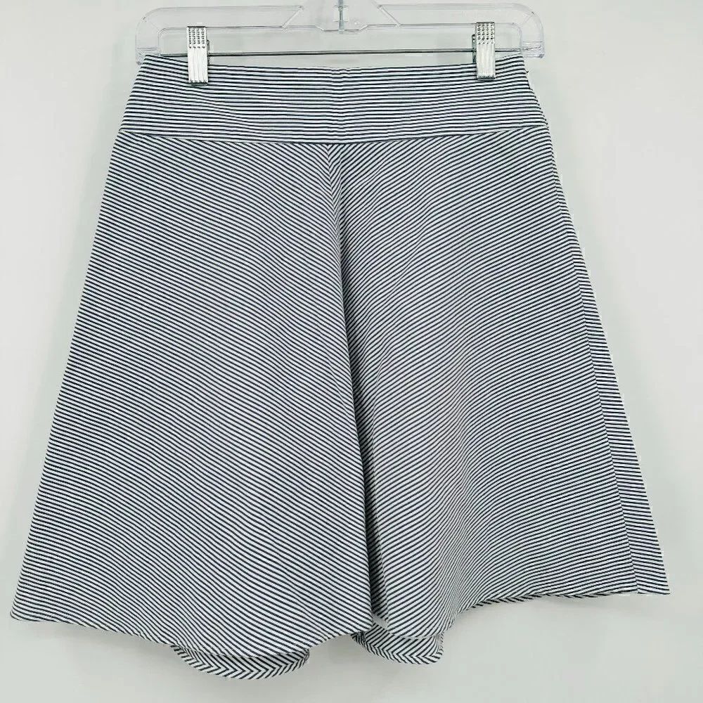 Ann Taylor Size 0P White & Gray Stiped A-Line Side Zip Mini Skirt